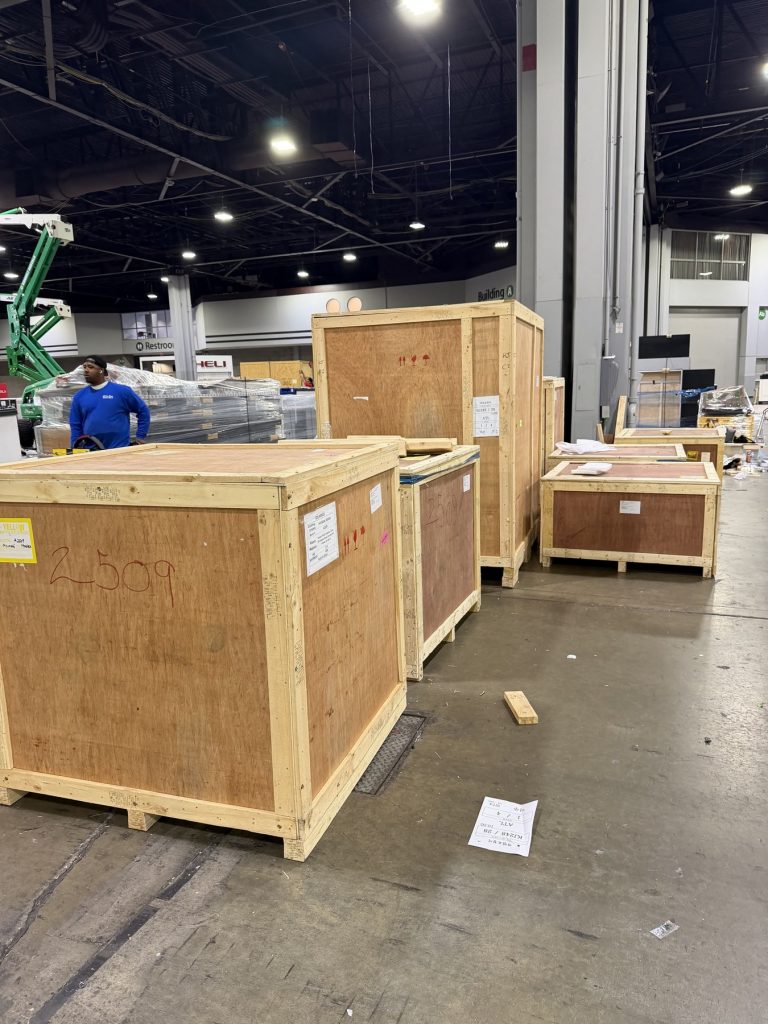 전시 마감 후 wooden crate 재포장 작업